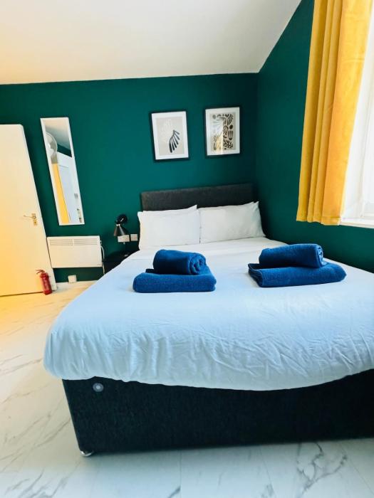 Private studio flat in centre