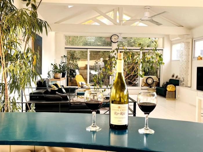 Large unique loft, quiet and bright & outdoor