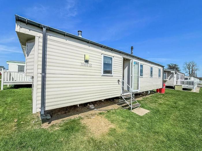 Lovely 6 Berth Caravan At Valley Farm Park In Essex Ref 46762V