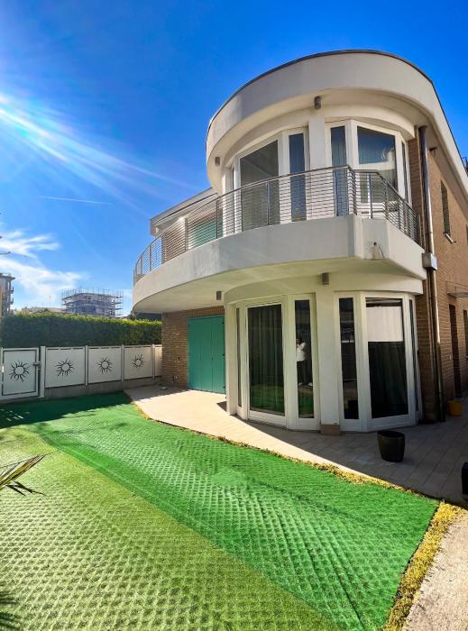 VILLA RENZO- PARCHEGGIO E GIARDINO PRIVATI a pochi passi dal mare