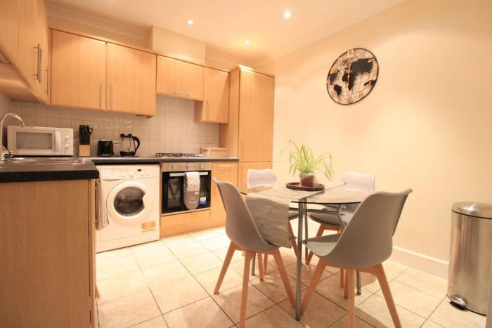 1 bed apartment City of London Whitechapel Close to Metro and Elizabeth Line