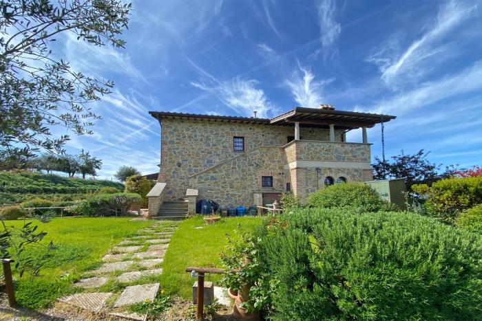 GuestHost - Il Glicine, apt with garden and pool