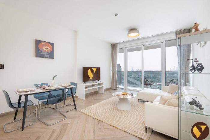 Vogue 17th Floor Balcony with Glow Garden and Sheikh Zayed View - Walkable to Metro, Wasl Residence
