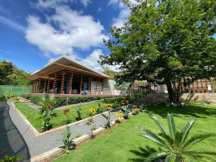 CocoBay Sunny Retreat House