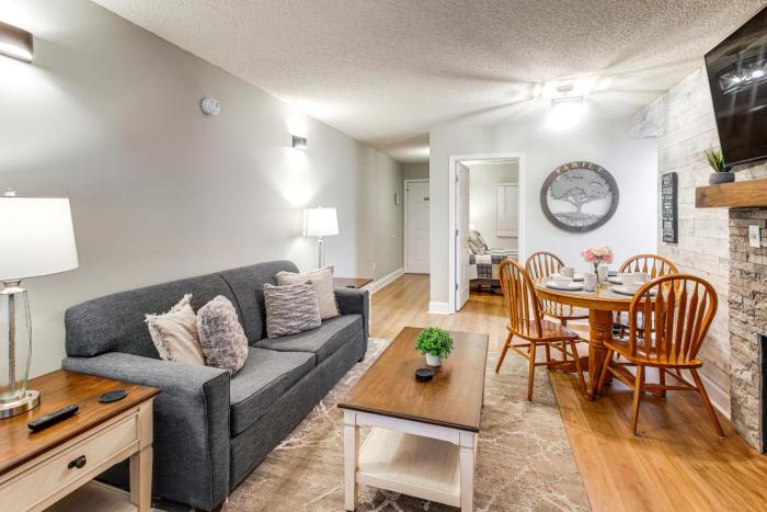 Walk to Town! Gatlinburg Condo with Mountain Views