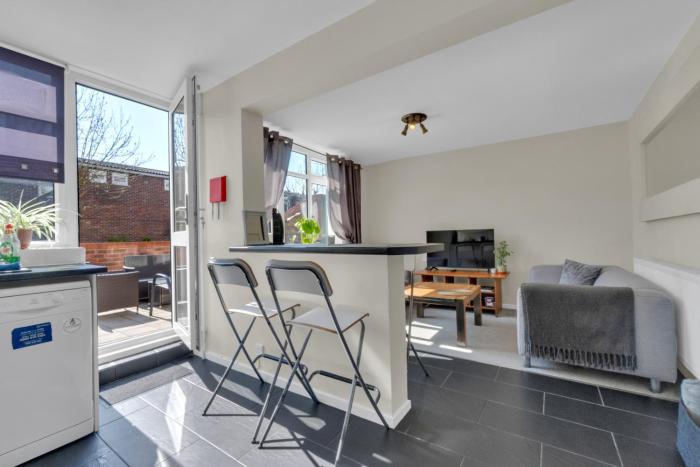 Spacious 5 Bed, Family & Group Stay Free Parking