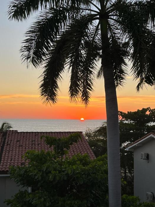 Beach Front Condo for 10 people