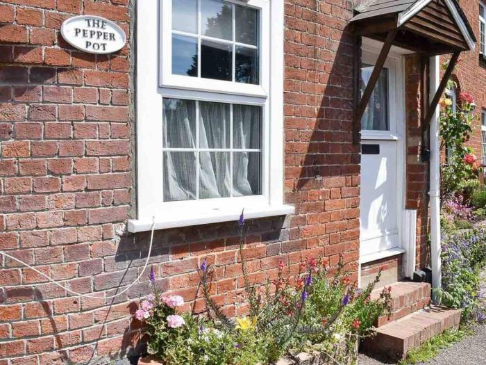 The Pepper Pot Sleeps 4 Sunlit Garden