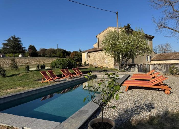 Mas Constantin - piscine, jeux pour enfants et vue sur les montagnes