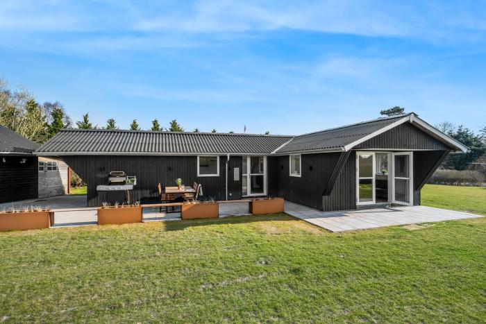 Modern Holiday Home With 3 Bedrooms, Completely Renovated In 2025 And Located Close To Rinkøbing Fjord