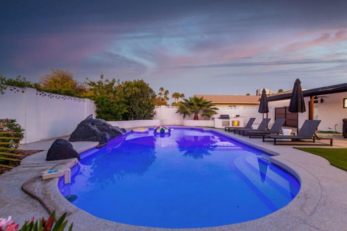 Luxury 4BR Retreat Heated Pool, Mini Golf and BBQ