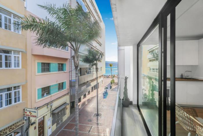 Las Canteras Lighthouse