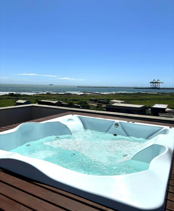 Jacuzzi Privativa com Vista Deslumbrante do Mar