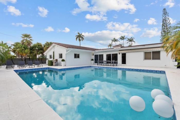 Spacious Modern Mansion w Pool & Sauna in Hollywood close to Beach