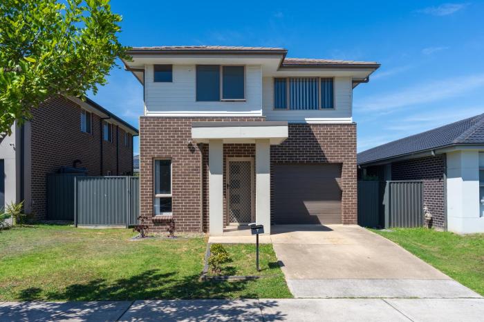 Spacious 4-Bedroom Home Near University & Shops