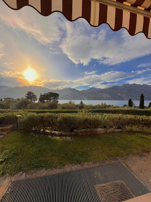 Perlissima, Lake View and Pool