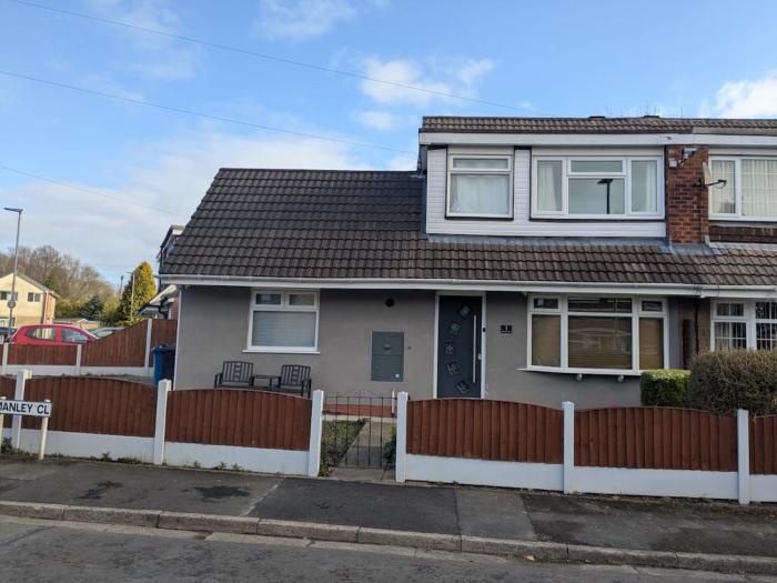 Manley House - Close to Town Centre - Self-Check-In - Driveway Parking, Two Living Rooms, Garden Office, Smart TVs by Yoko Property