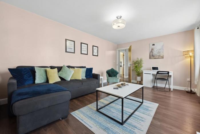 Spacious 4-Bed Home Near Birmingham City Centre with large Garden and WiFi