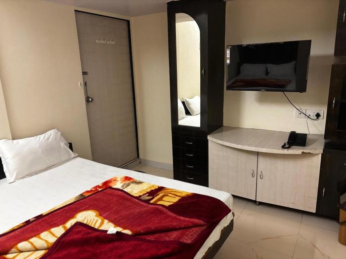 Hotel Savera Holidays Main Market