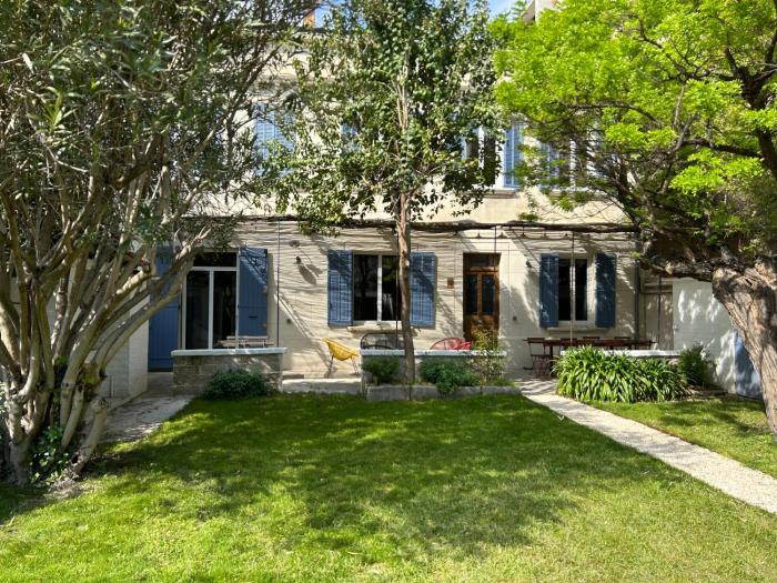 Maison de caractère avec jardin arboré en Avignon