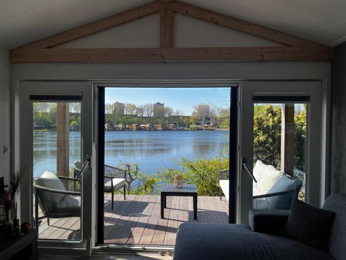 Luxe nieuwbouw chalet aan het water