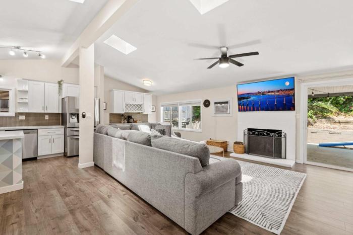 15 Min to Beach and Zoo - Hot Tub - Cozy Fire Villa Pit