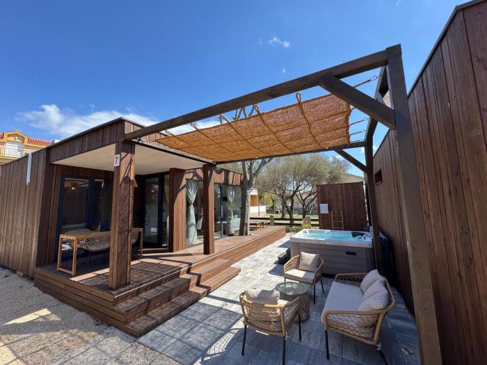 Exclusive Wellness House with Jacuzzi and Sauna, 10 Gardens