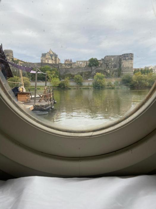 Bateau traditionnel de Loire face au château dAngers