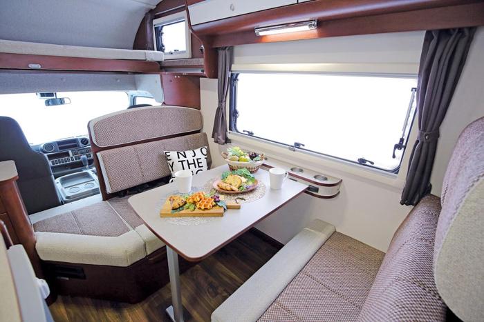 Fukuroneko RV 海辺の駐車場でキャンピングカーでの車中泊