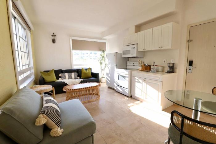 Art Deco 1 Bedroom Apartment Steps to Beach in South of Fifth Neighborhood