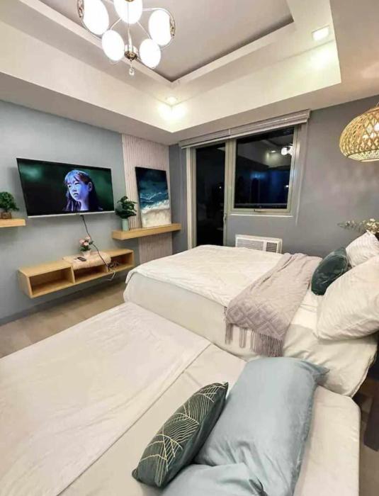 20th floor Studio with 2 BEDS,Hi-Speed WIFI, NETFLIX,WIFI,YTpremium,Games,Washer,Kitchen,HIghFloor,BALCONY - RIENZI HIRAYA AT AZURE NORTH