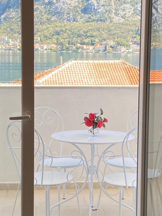 2BR apartment with sea view!