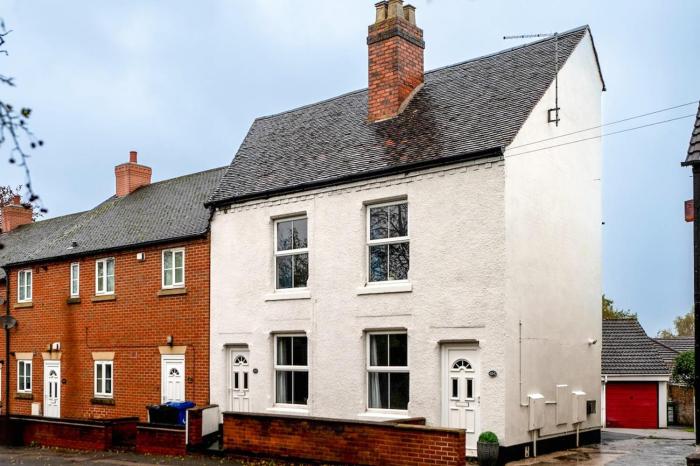 #34 Two bed apt Private Parking Stylish & homely - Near Tamworth Castle - Sleeps 5 -"Perfect for Contractors and Families" - Free Parking