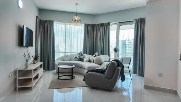 Sky High 2BR Stay Amazing Marina Views Near Metro & Mall