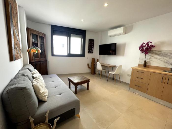 Elegant apartment, central, pool and parking