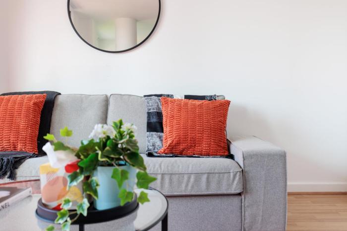 Stunning 2-Bed, 2-Bath with Balcony Views Stratford Westfield