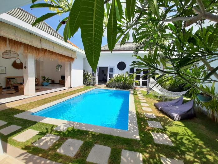 Boho Haven with pool & garden in prime location