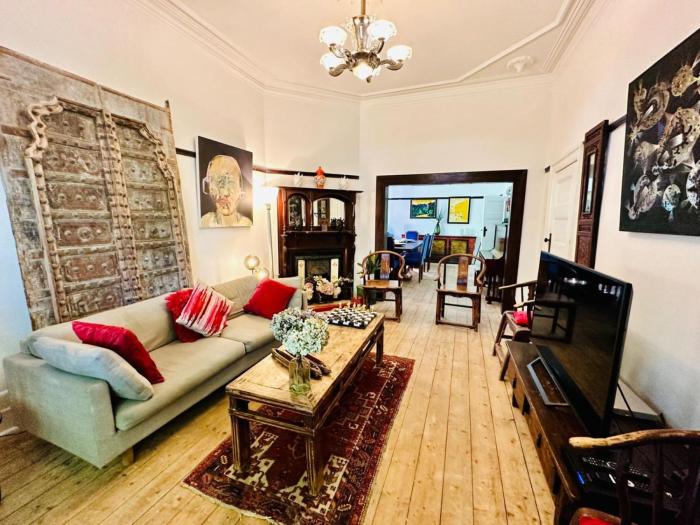 Elwood Eclectic Gem Walk to St Kilda beach - Flexible Home offering 4 or 6 Bedrooms. Contact us Now for Pricing on Request