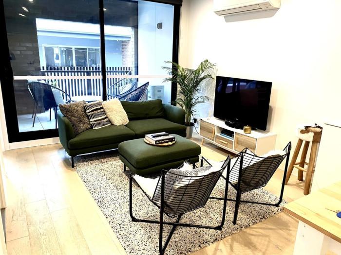 Modern, stylish 2 bed apartment, great location