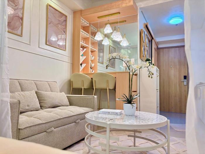 Elegant Staycation Near Mall of Asia with Pool Access