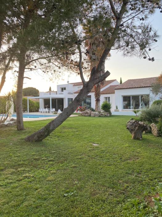 OstalBlanc Belle villa contemporaine avec piscine