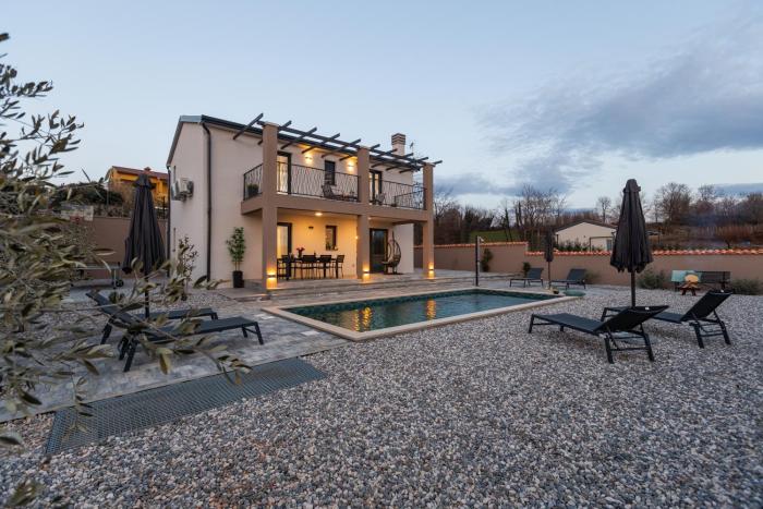 Villa Lumina Divina with Heated Pool near Porec