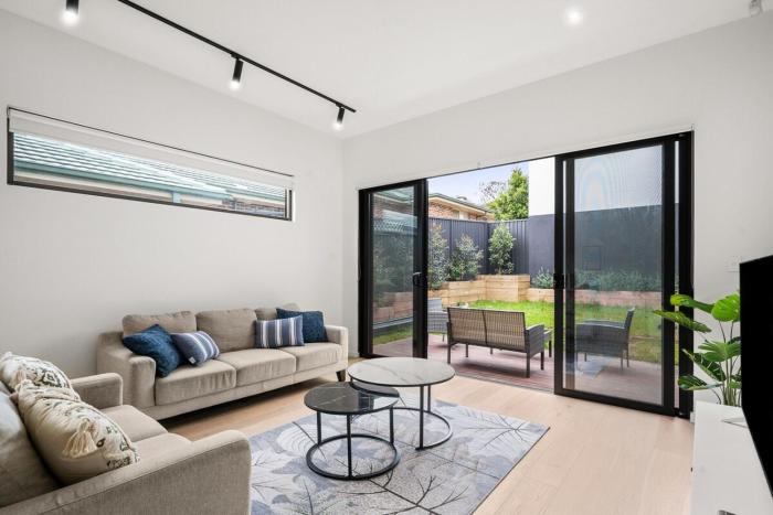 2M 4B Abnb-Style Home in Miranda Nr Westfield & Train with Free Parking