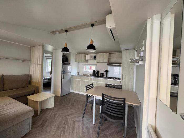 Un toit sur le bassin bungalow camping les viviers
