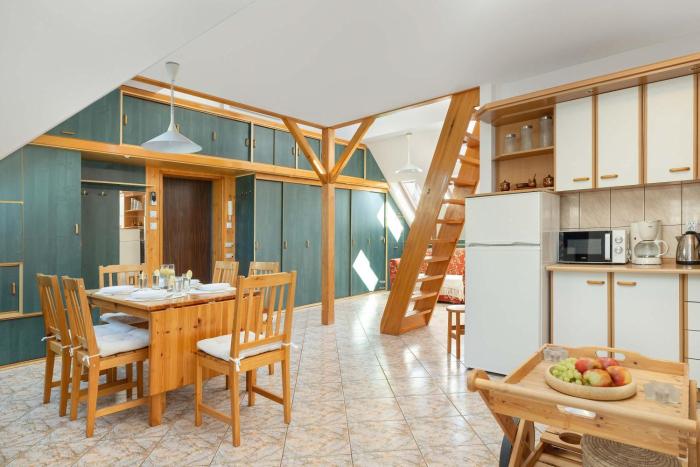 Plac Neptuna Bright Studio with Balcony by Noclegi Renters