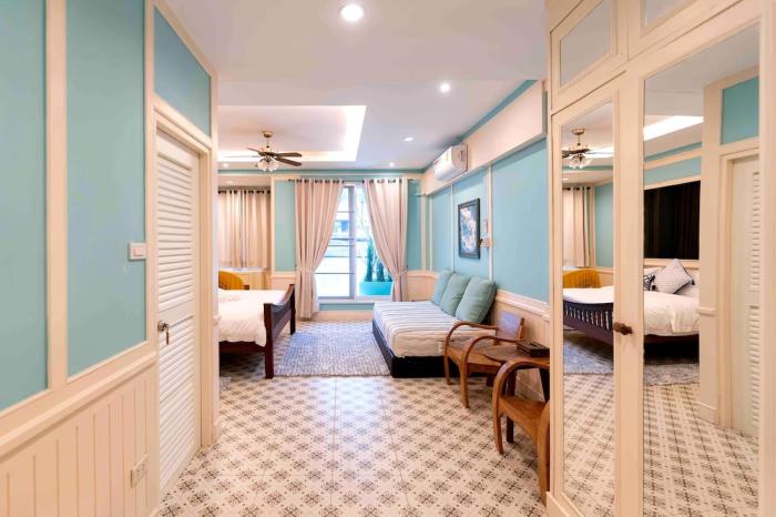 5 mins walk to Chiang Mai Night Bazaar, 3 bedrooms, 3 bathrooms, with garden, a quiet dreamy cottage in the middle of the city