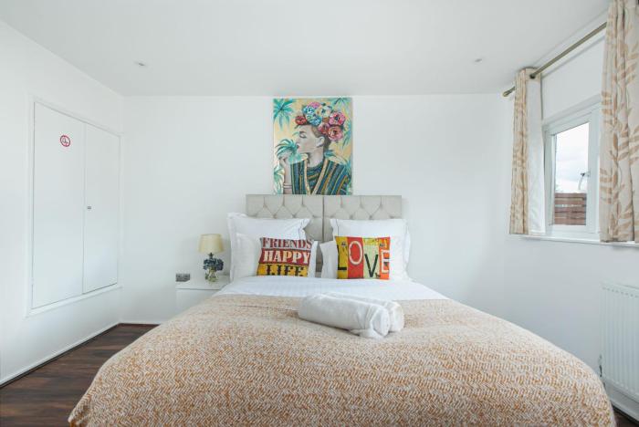 Ephatha House 4-Bedrooms, Sleeps 11, Free Parking, Garden