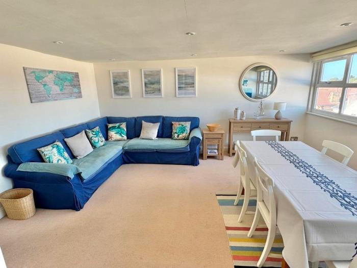 SANDBOURNE HOUSE by BOURNECOAST - A Spacious Holiday Apartment with Parking WIFI - FM9589