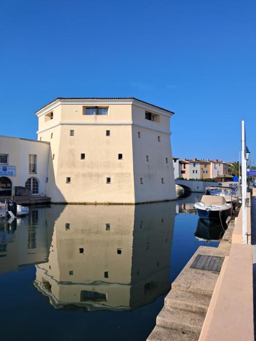 Studio dans une tour mythique à port grimaud