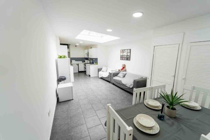 STAY SA Equipped Studios in Guest House next to UOB and QE!